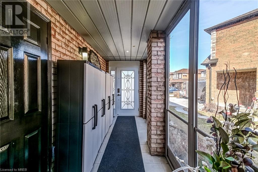 2878 Strata Court, Mississauga, Ontario  L5N 6K5 - Photo 3 - 40553889