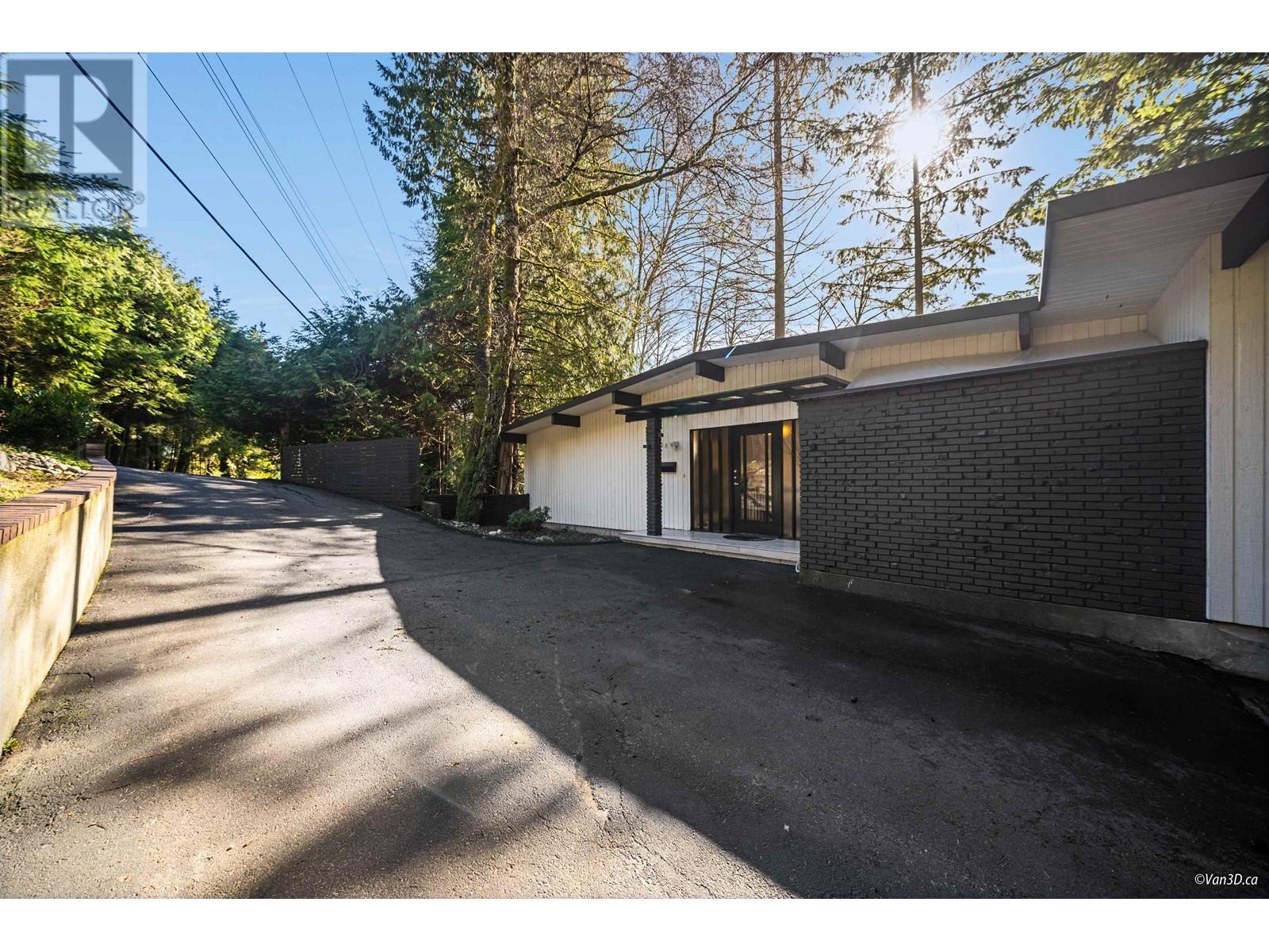 4880 Skyline Dr, North Vancouver, British Columbia  V7R 3J3 - Photo 1 - R2859379