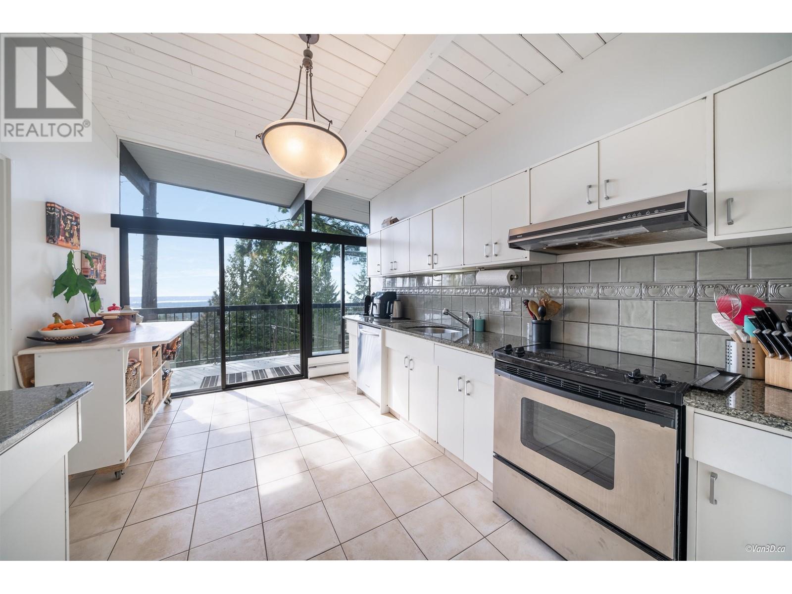 4880 Skyline Dr, North Vancouver, British Columbia  V7R 3J3 - Photo 12 - R2859379
