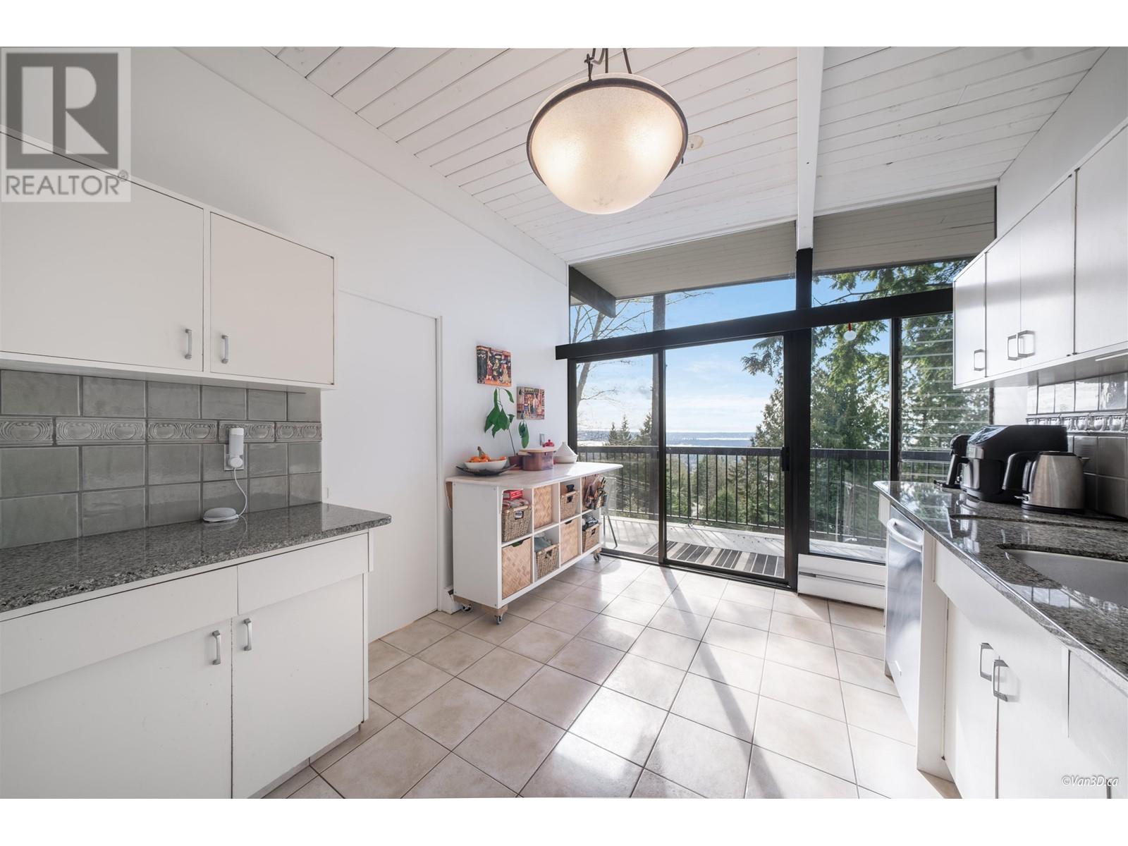 4880 Skyline Dr, North Vancouver, British Columbia  V7R 3J3 - Photo 15 - R2859379