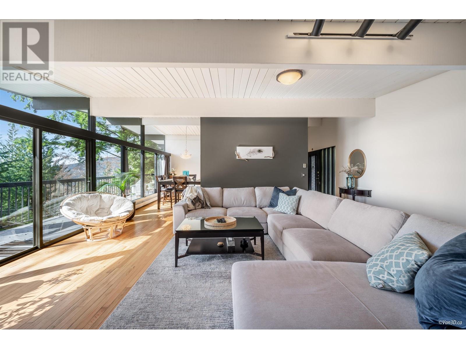 4880 Skyline Dr, North Vancouver, British Columbia  V7R 3J3 - Photo 2 - R2859379