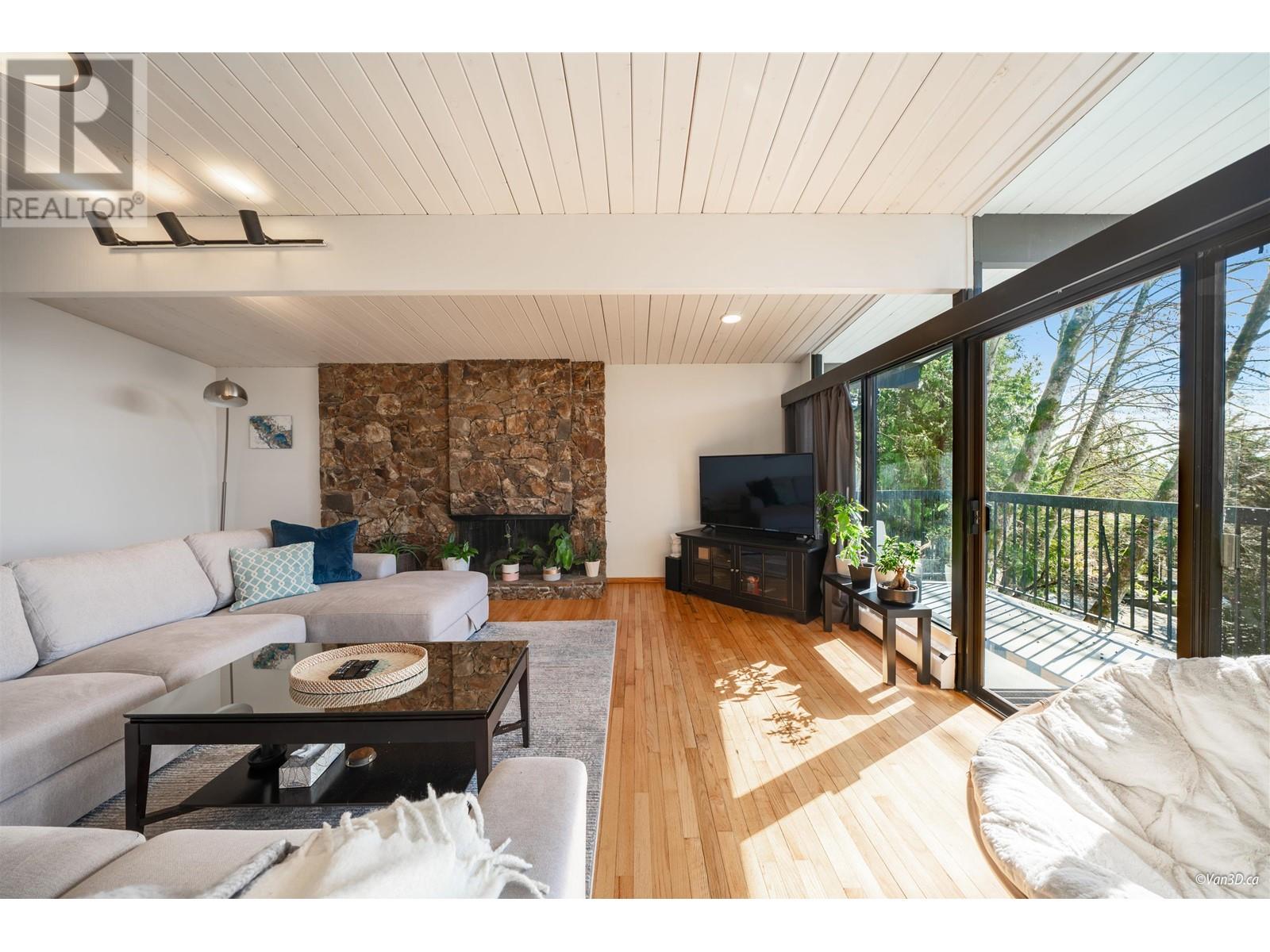 4880 Skyline Dr, North Vancouver, British Columbia  V7R 3J3 - Photo 3 - R2859379