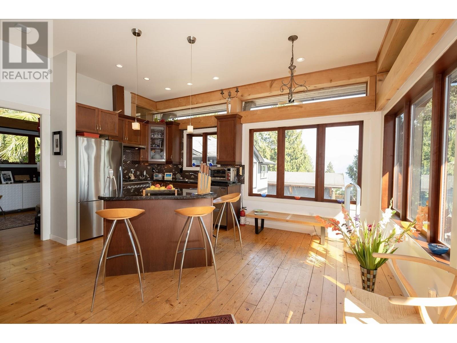 557 Central Avenue, Gibsons, British Columbia  V0N 1V1 - Photo 6 - R2859518