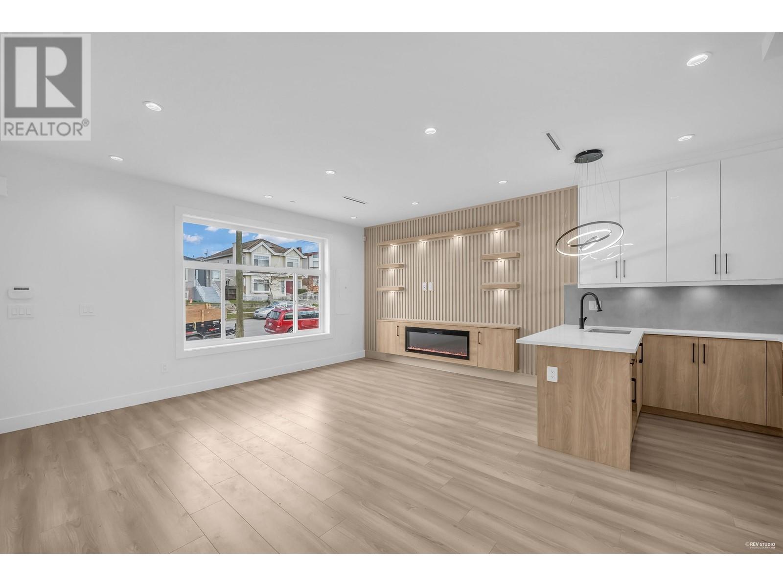 1 762 East 60th Avenue, Vancouver, British Columbia  V5X 2A4 - Photo 2 - R2859673