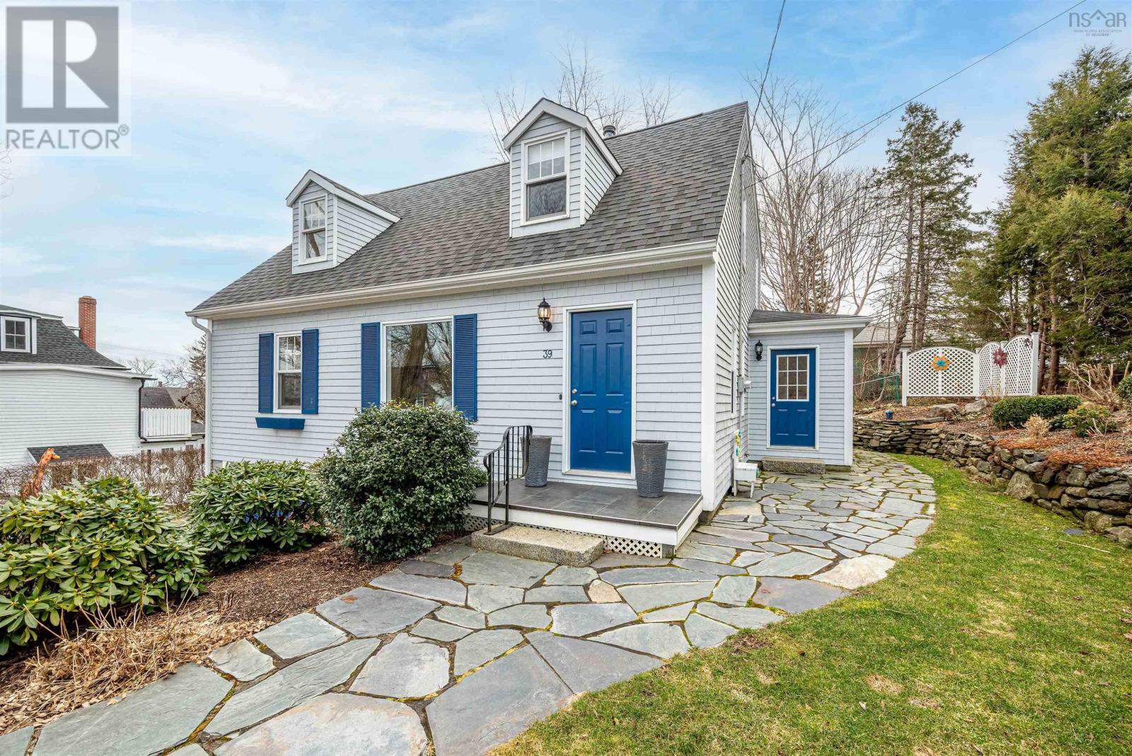 39 Pleasant Street, Chester, Nova Scotia  B0J 1J0 - Photo 1 - 202404691