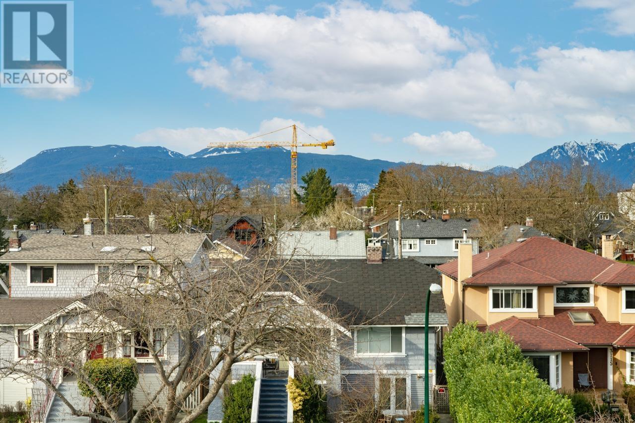 Listing Picture 2 of 32 : 3126 W 12TH AVENUE, Vancouver / 溫哥華 - 魯藝地產 Yvonne Lu Group - MLS Medallion Club Member