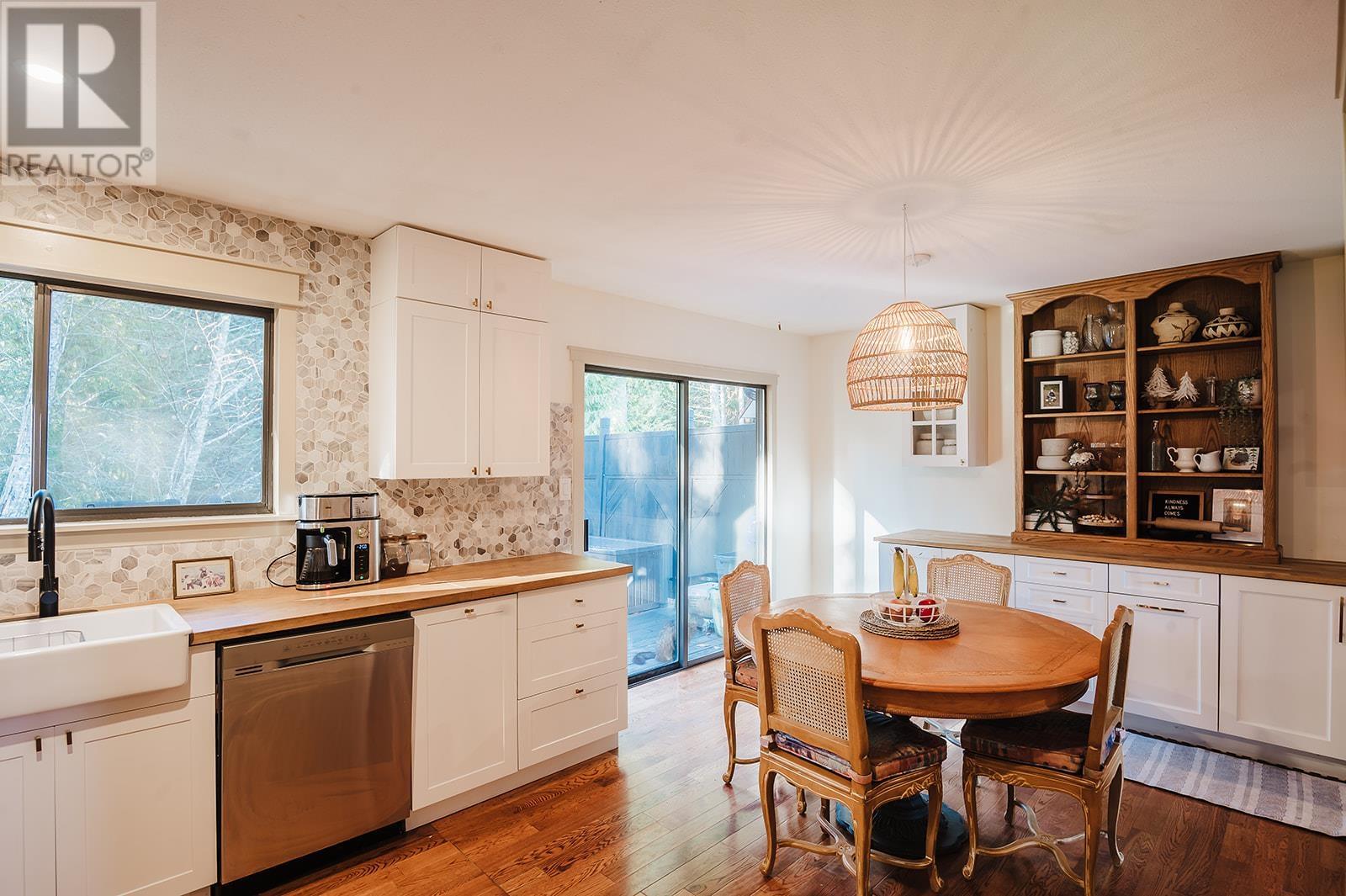 1453 Davidson Road, Gibsons, British Columbia  V0N 1V6 - Photo 8 - R2860068