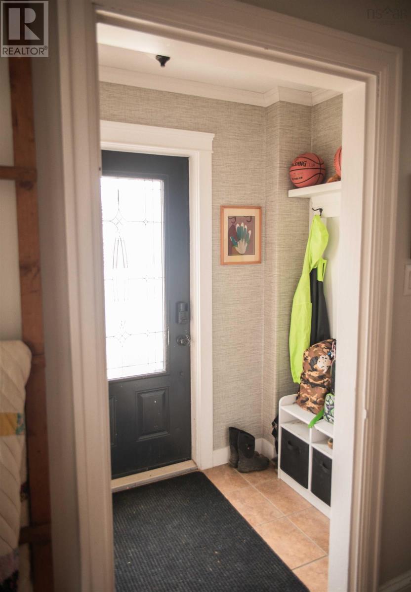 18 Collins Street, Yarmouth, Nova Scotia  B5A 3C8 - Photo 2 - 202404745