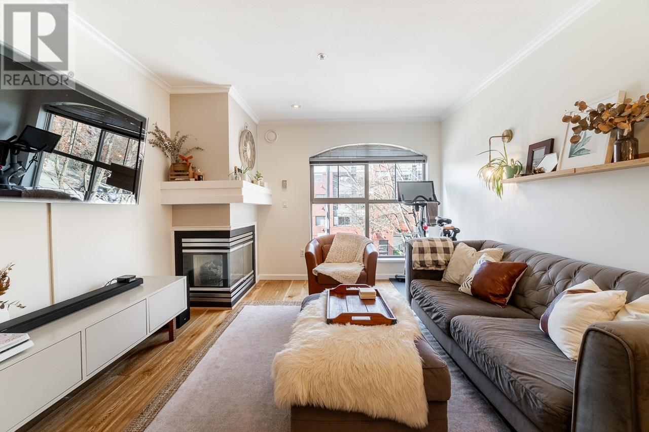 208 332 Lonsdale Avenue, North Vancouver, British Columbia  V7M 3M5 - Photo 1 - R2860331