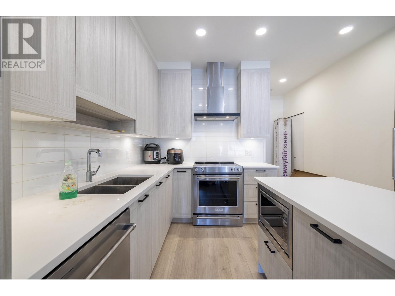 105 7169 14th Avenue, Burnaby, British Columbia  V3N 0H6 - Photo 3 - R2860455