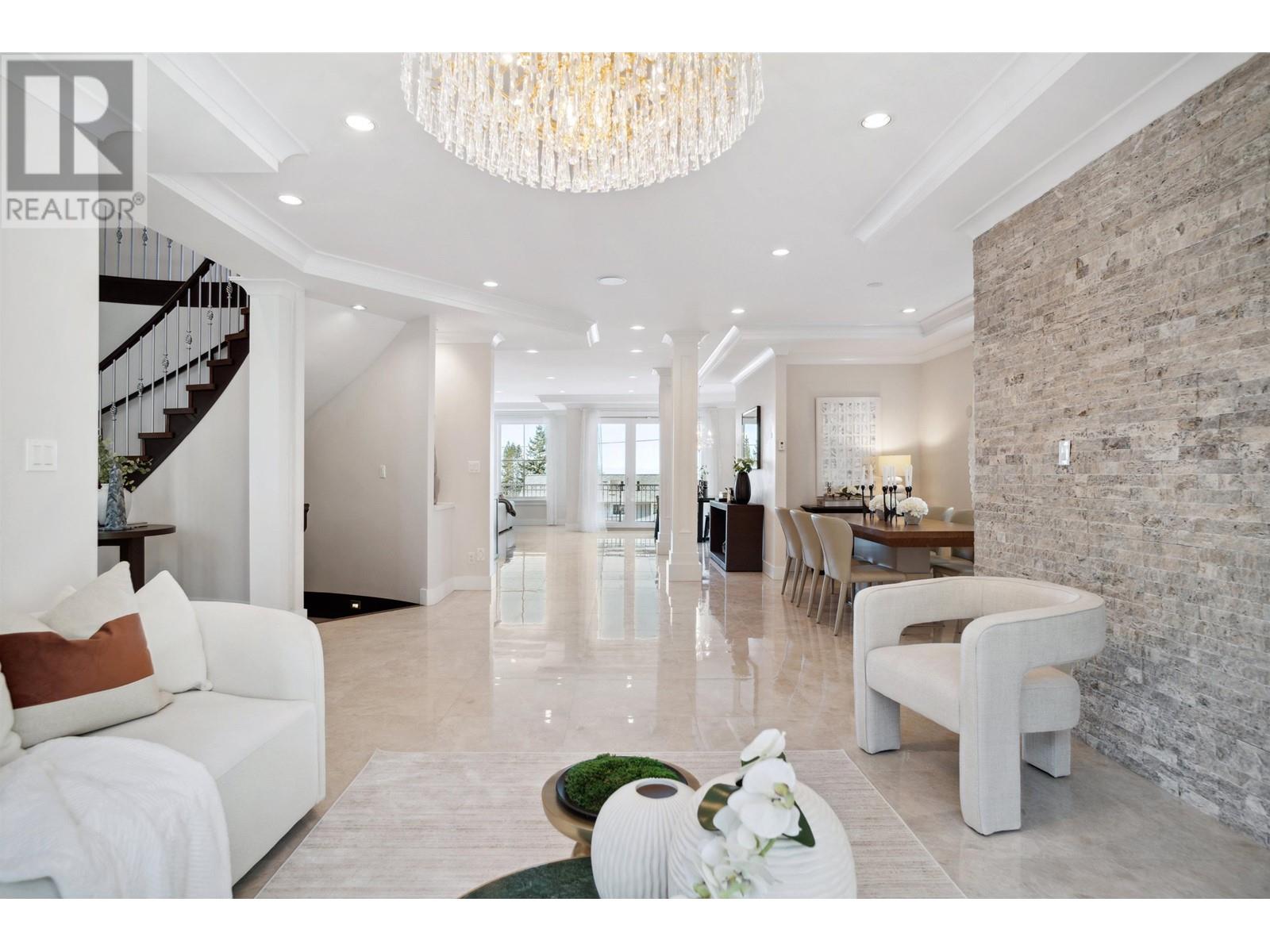 231 Kensington Crescent, North Vancouver, British Columbia  V7N 2S6 - Photo 3 - R2860469
