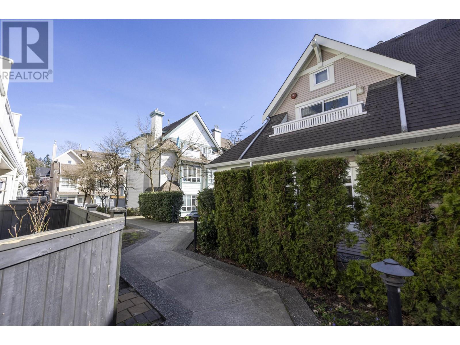 7405 Magnolia Terrace, Burnaby, British Columbia  V5E 4K8 - Photo 3 - R2860563