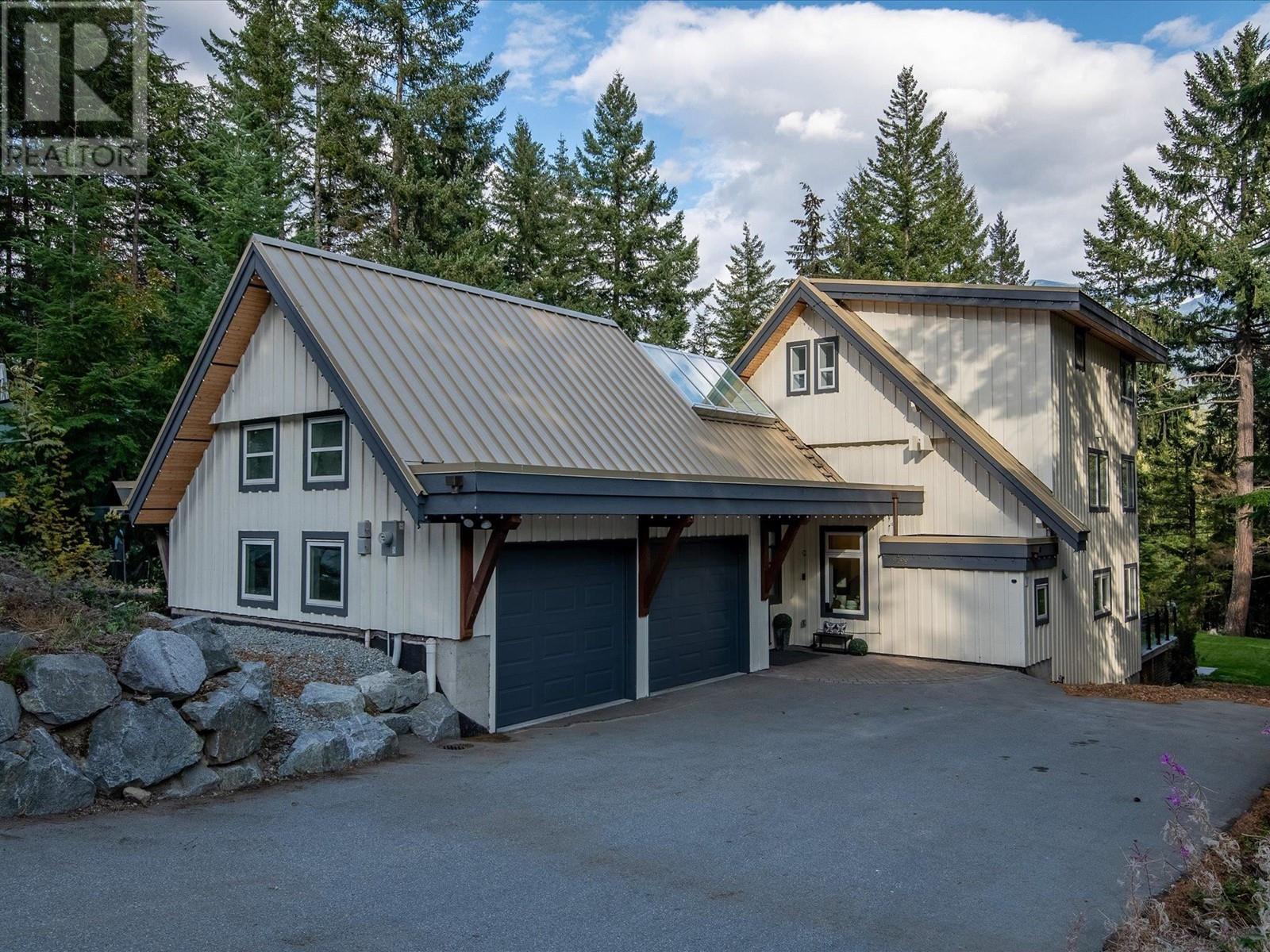 9199 Emerald Drive, Whistler, British Columbia  V8E 0G5 - Photo 2 - R2860657