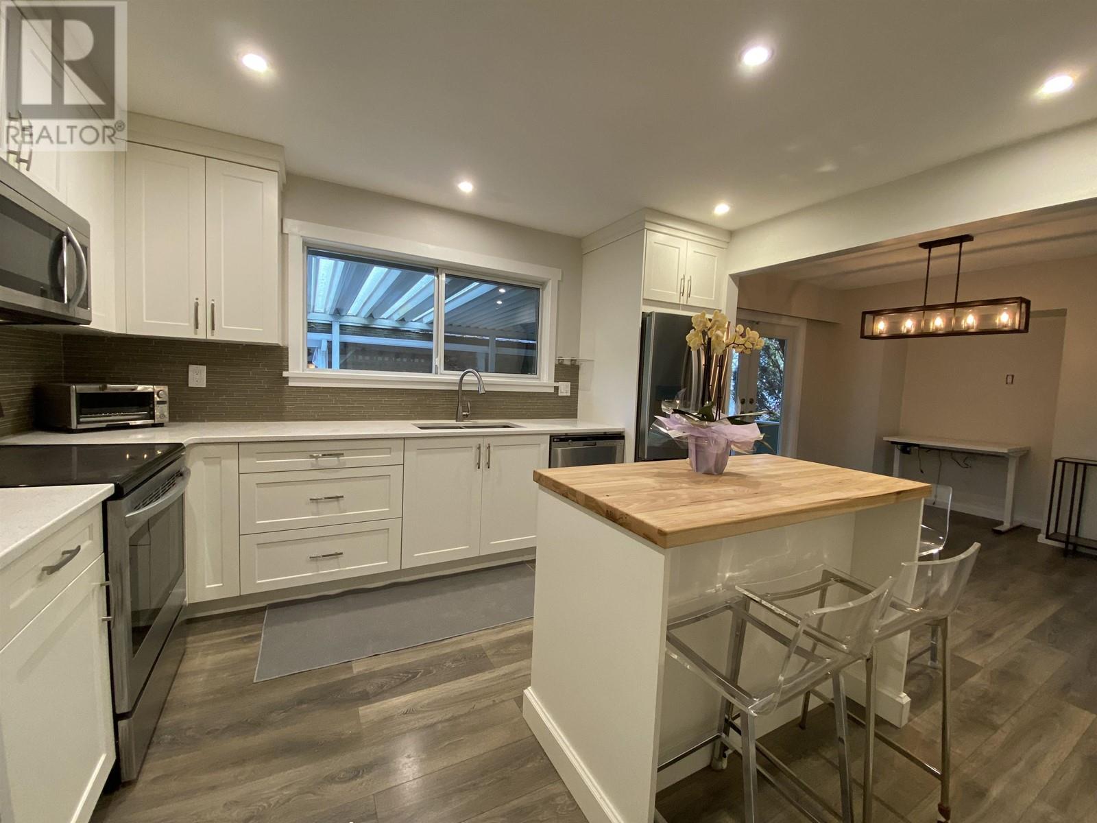 Main House 8083 Burnfield Crescent, Burnaby, British Columbia  V5E 2B8 - Photo 2 - R2860720