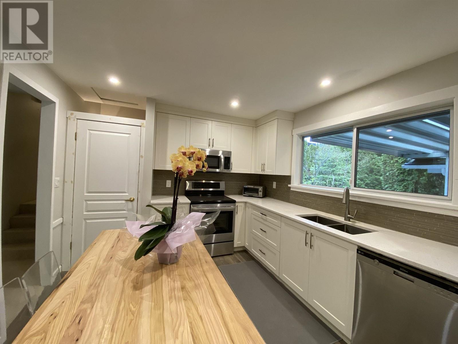 Main House 8083 Burnfield Crescent, Burnaby, British Columbia  V5E 2B8 - Photo 7 - R2860720