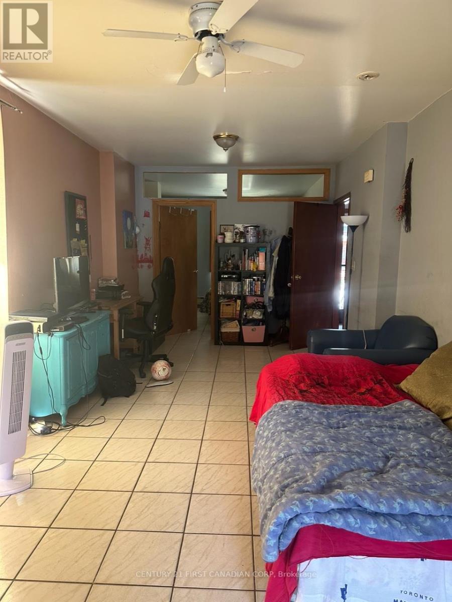 17 Monarch Park Ave, Toronto, Ontario  M4J 4P9 - Photo 4 - E8154366