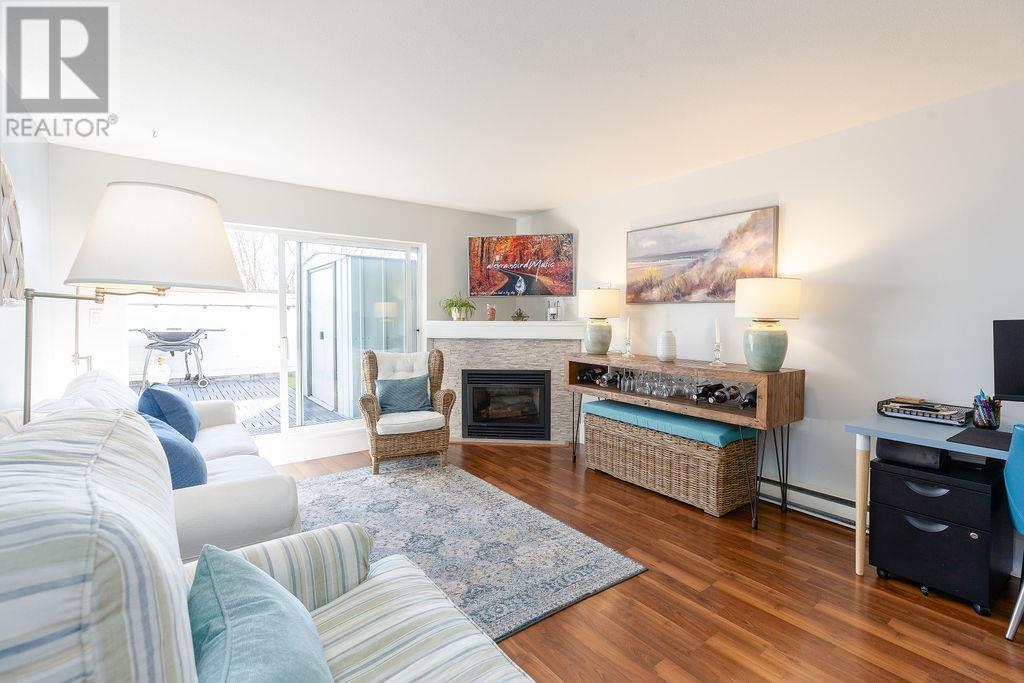 202 22347 Lougheed Highway, Maple Ridge, British Columbia  V2X 2T3 - Photo 2 - R2860483