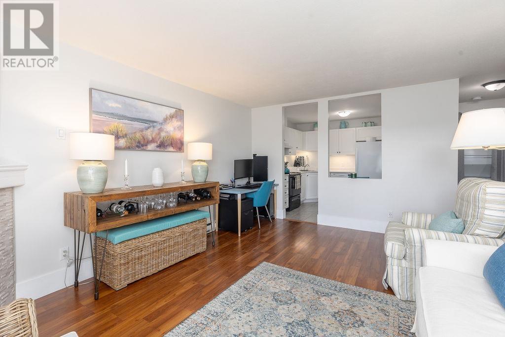 202 22347 Lougheed Highway, Maple Ridge, British Columbia  V2X 2T3 - Photo 3 - R2860483