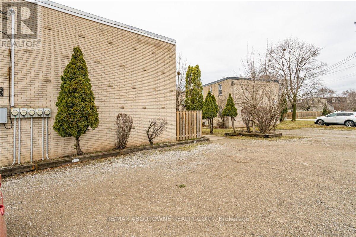 #1b -2258 Queensway Dr, Burlington, Ontario  L7R 3T2 - Photo 2 - W8156122