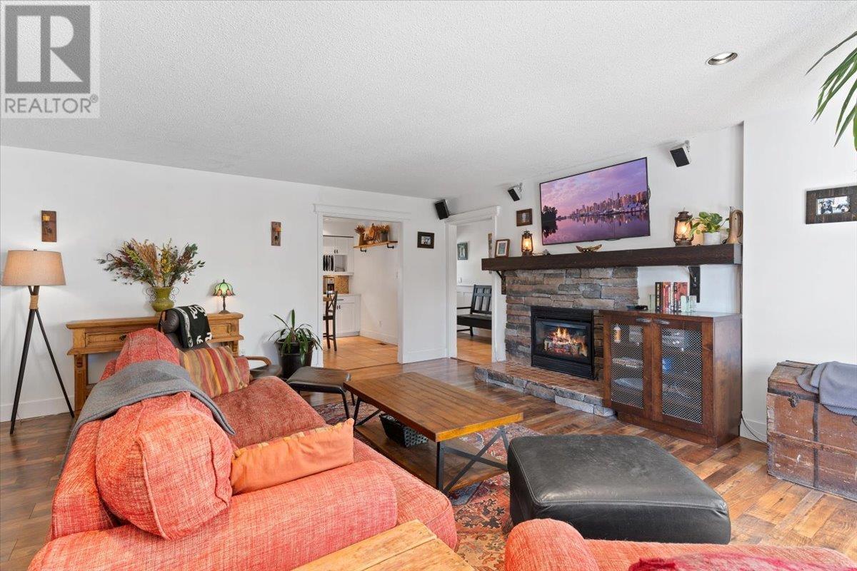 2322 Hazellynn Place, North Vancouver, British Columbia  V7J 2S1 - Photo 5 - R2861135