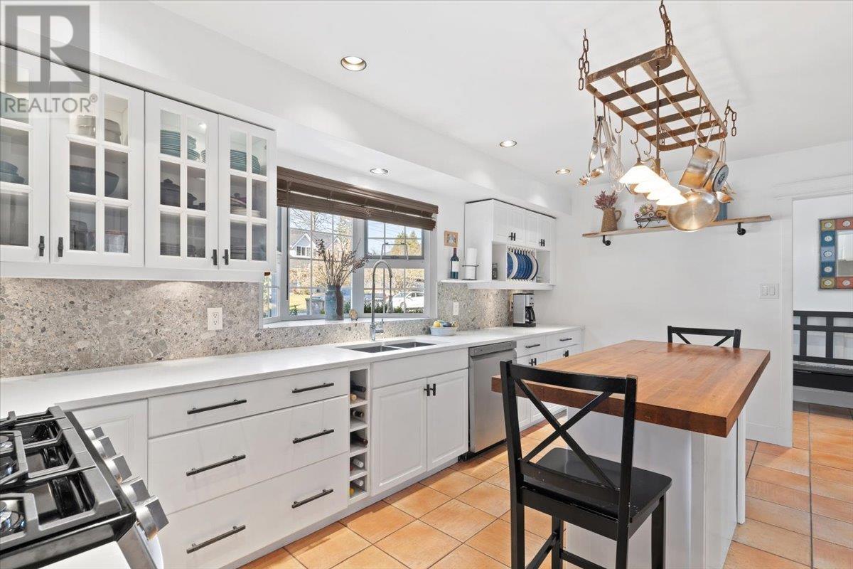 2322 Hazellynn Place, North Vancouver, British Columbia  V7J 2S1 - Photo 8 - R2861135