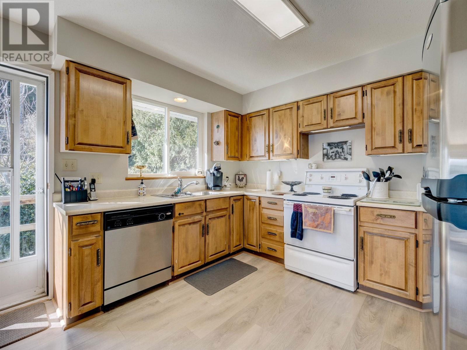 7653 Redrooffs Road, Halfmoon Bay, British Columbia  V7Z 1C4 - Photo 17 - R2861261