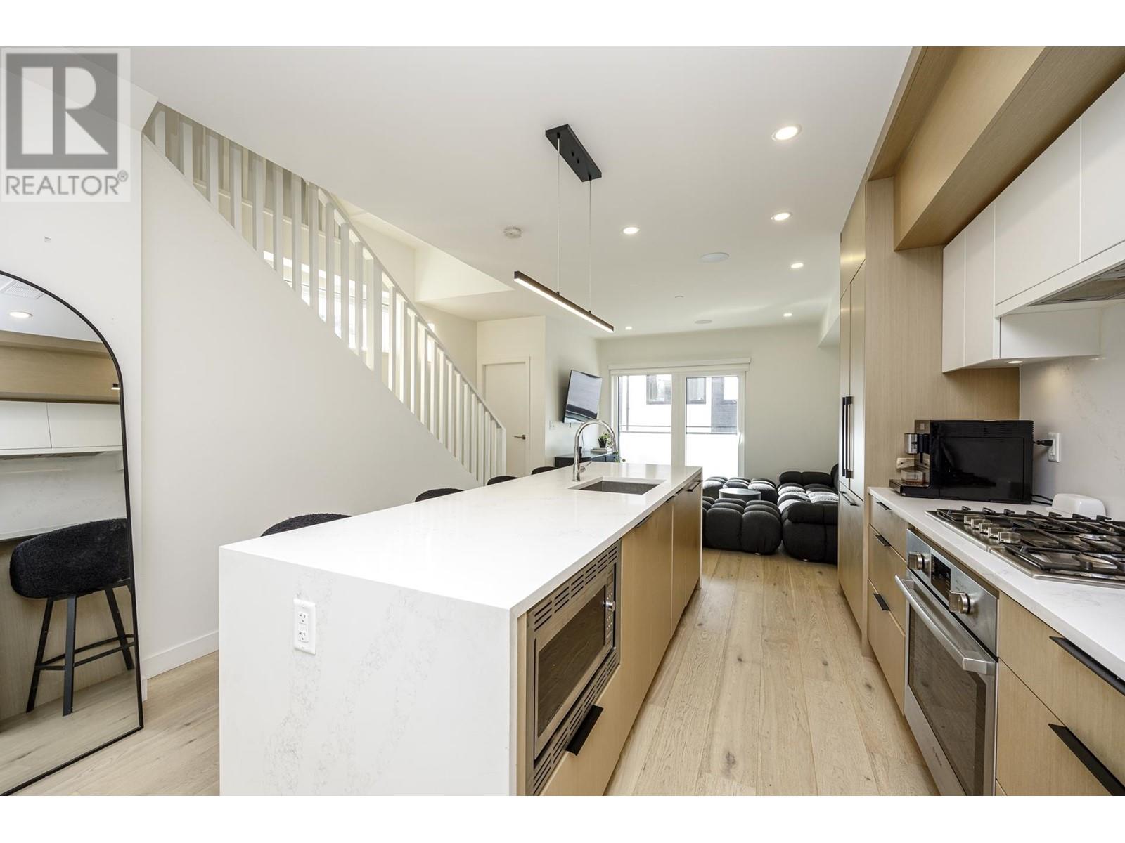 126 649 E 3rd Street, North Vancouver, British Columbia  V7L 1G6 - Photo 3 - R2861443