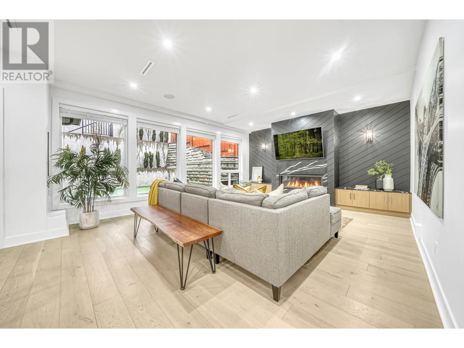 1090 Adderley Street, North Vancouver, British Columbia  V7L 1T3 - Photo 5 - R2861484