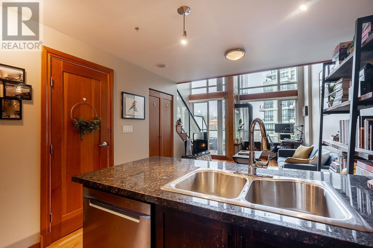 311 10 Renaissance Square, New Westminster, British Columbia  V3M 7B1 - Photo 4 - R2861587