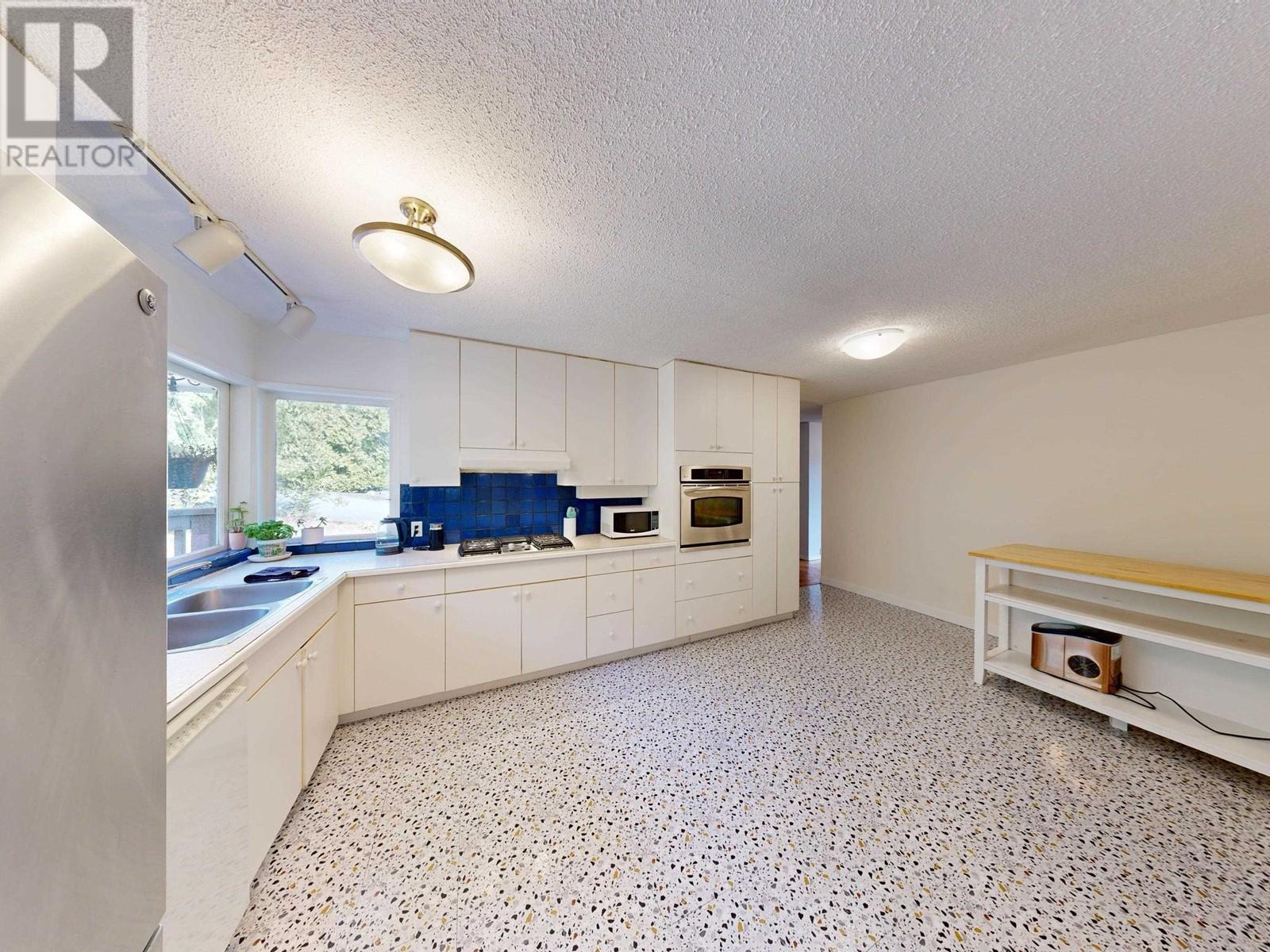 74 Desswood Place, West Vancouver, British Columbia  V7S 1B9 - Photo 14 - R2861598