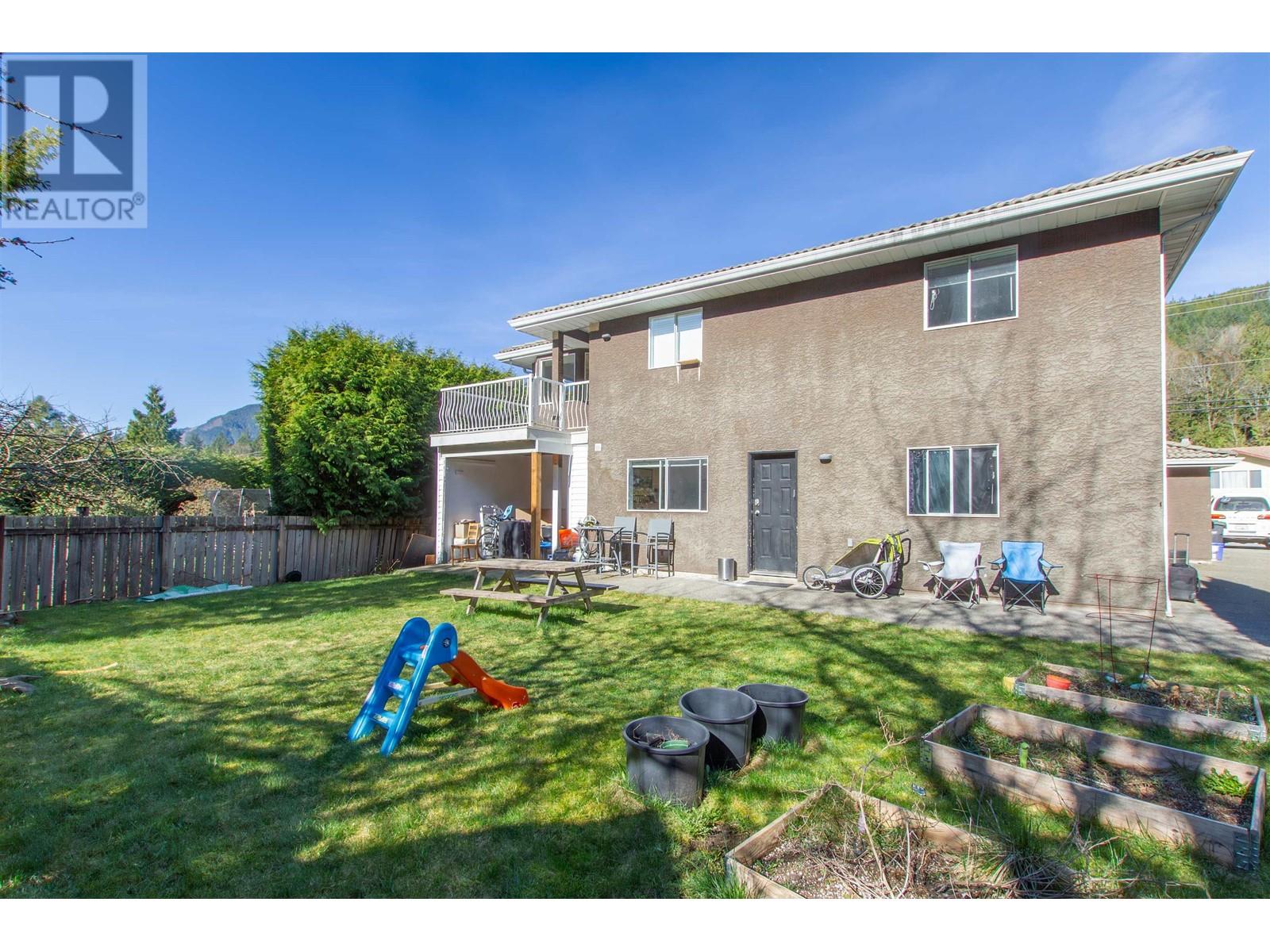 38304 Westway Avenue, Squamish, British Columbia  V8B 0W6 - Photo 2 - R2861636
