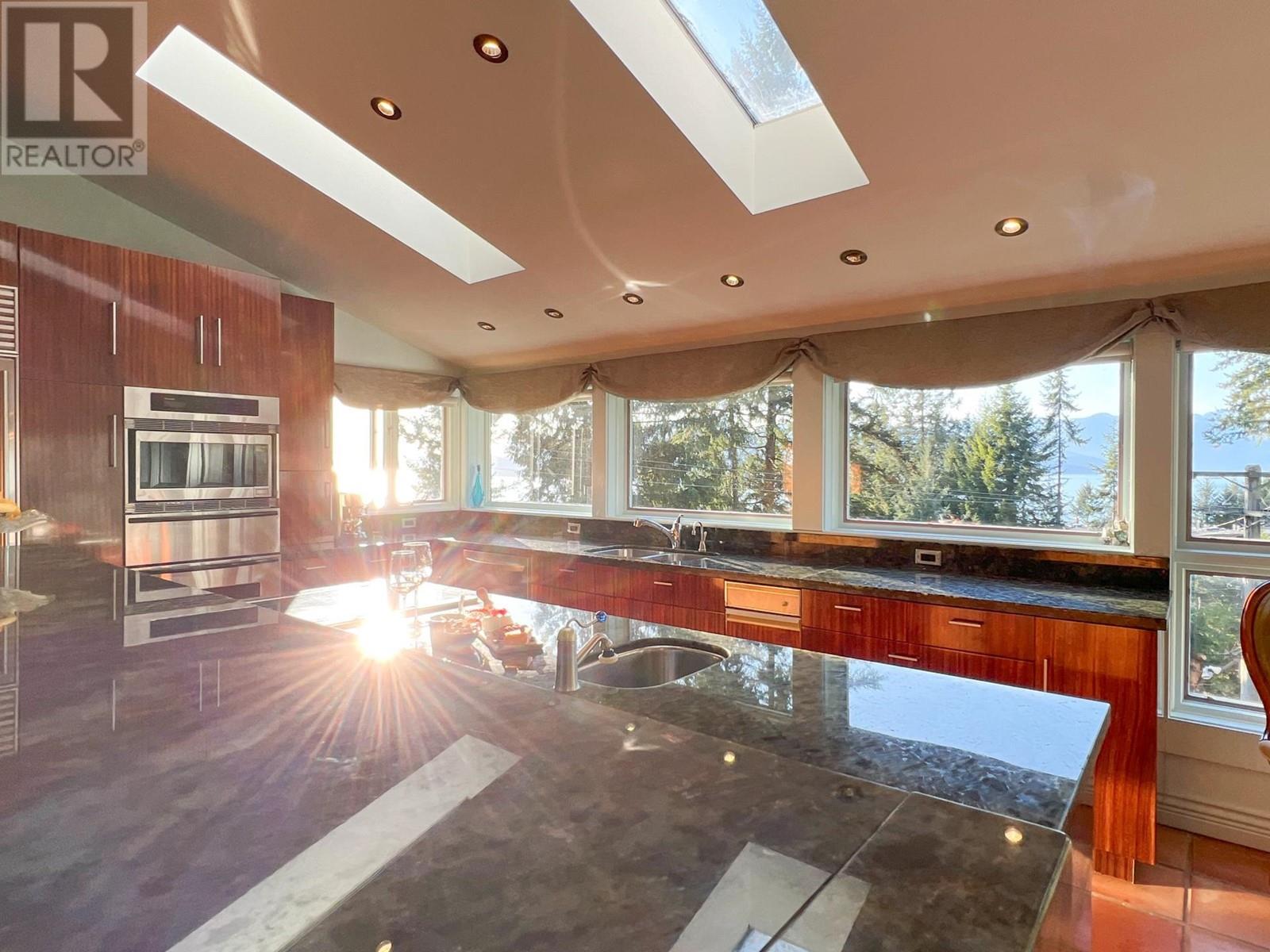 15 Oceanview Road, West Vancouver, British Columbia  V0N 2E0 - Photo 9 - R2861656