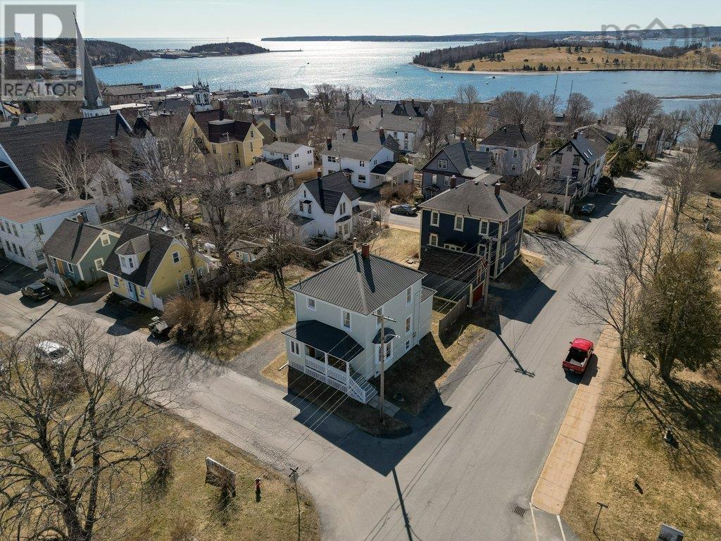 72 Kaulbach Street, Lunenburg, Nova Scotia  B0J 2C0 - Photo 2 - 202405155