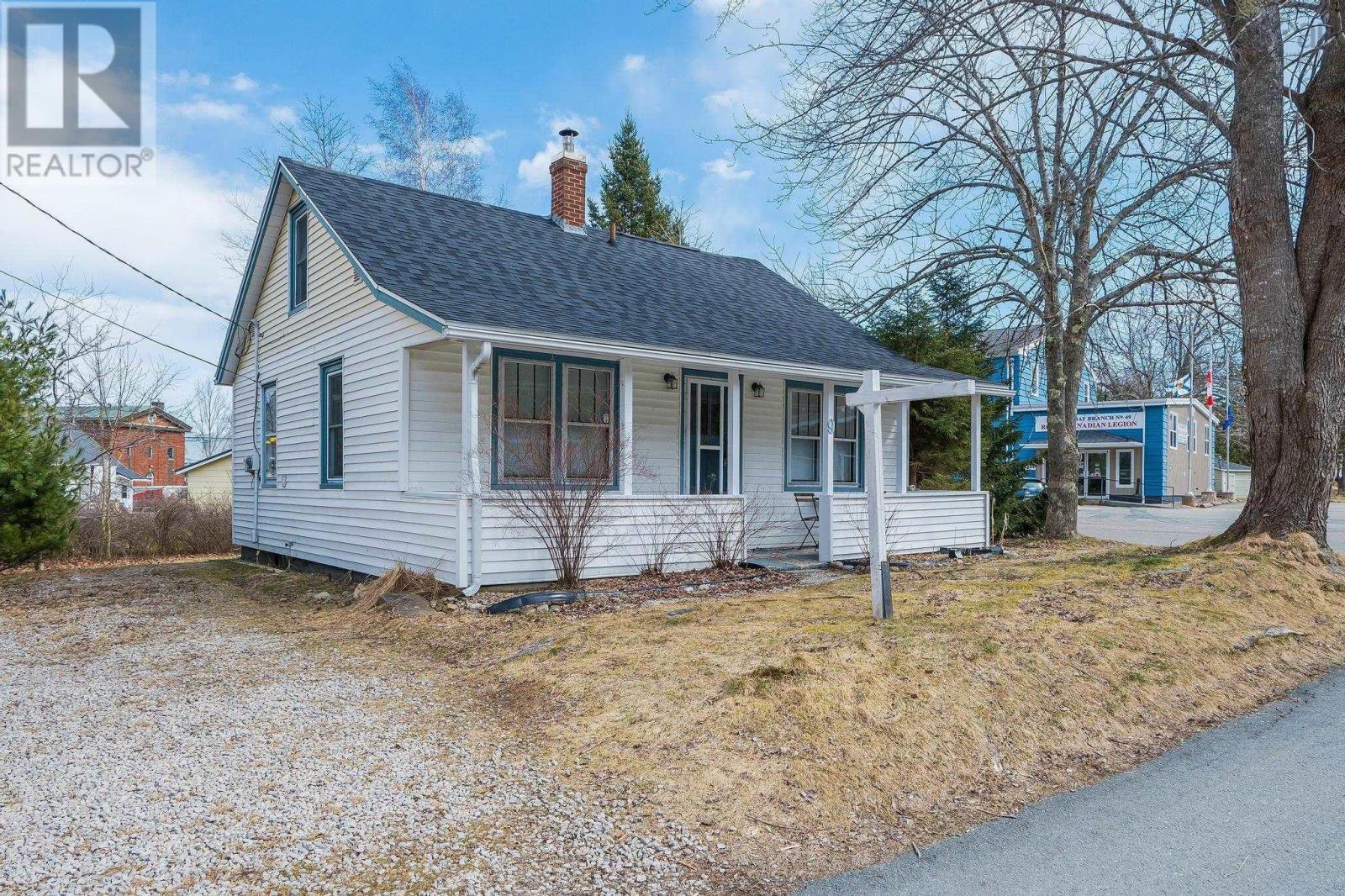 9 Pond Street, Mahone Bay, Nova Scotia  B0J 2E0 - Photo 2 - 202405185