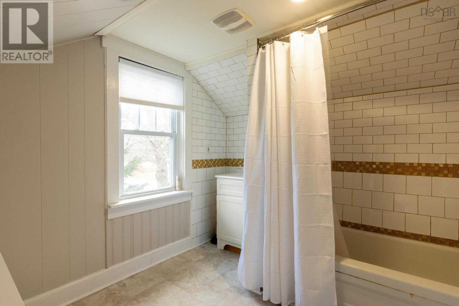 9 Pond Street, Mahone Bay, Nova Scotia  B0J 2E0 - Photo 38 - 202405185