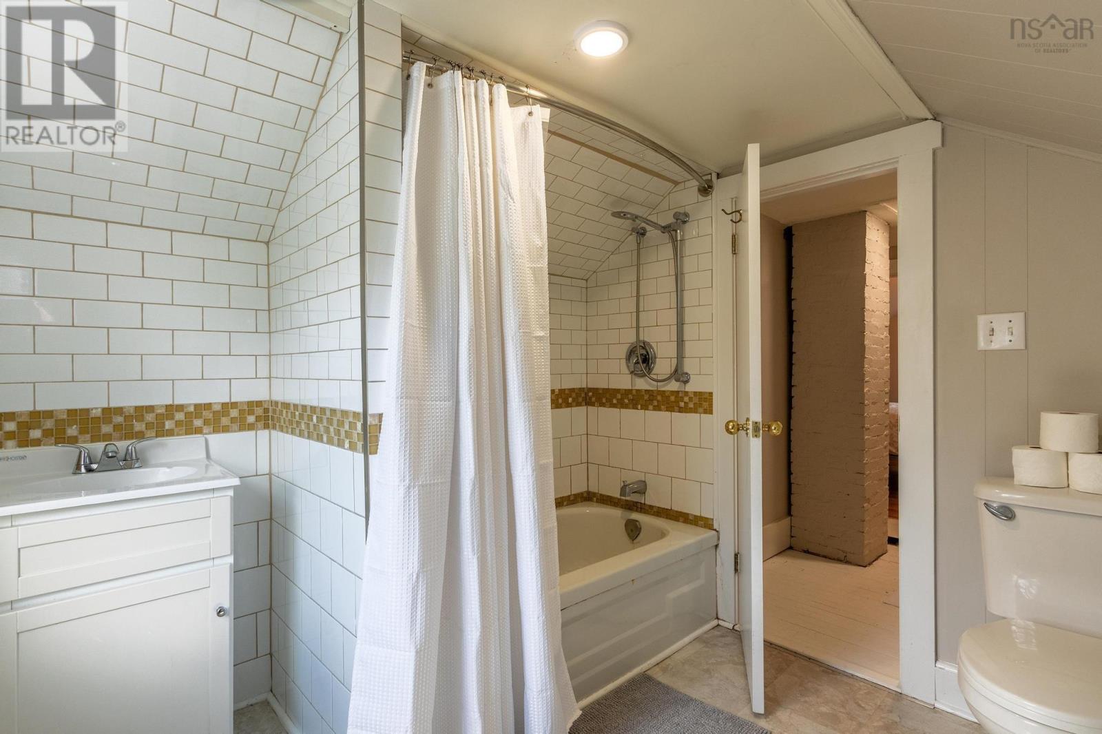 9 Pond Street, Mahone Bay, Nova Scotia  B0J 2E0 - Photo 39 - 202405185