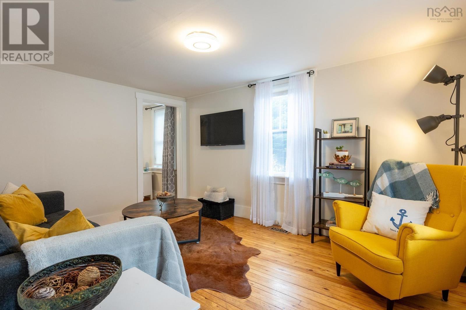 9 Pond Street, Mahone Bay, Nova Scotia  B0J 2E0 - Photo 6 - 202405185