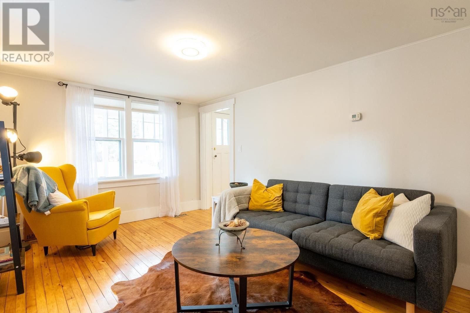 9 Pond Street, Mahone Bay, Nova Scotia  B0J 2E0 - Photo 8 - 202405185