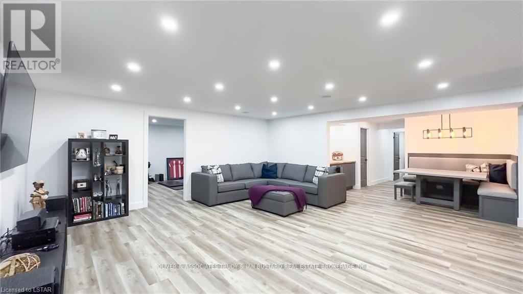 33 Brooklawn Dr, Lambton Shores, Ontario  N0M 1T0 - Photo 25 - X8165140