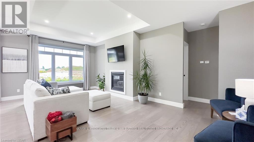 33 Brooklawn Dr, Lambton Shores, Ontario  N0M 1T0 - Photo 5 - X8165140