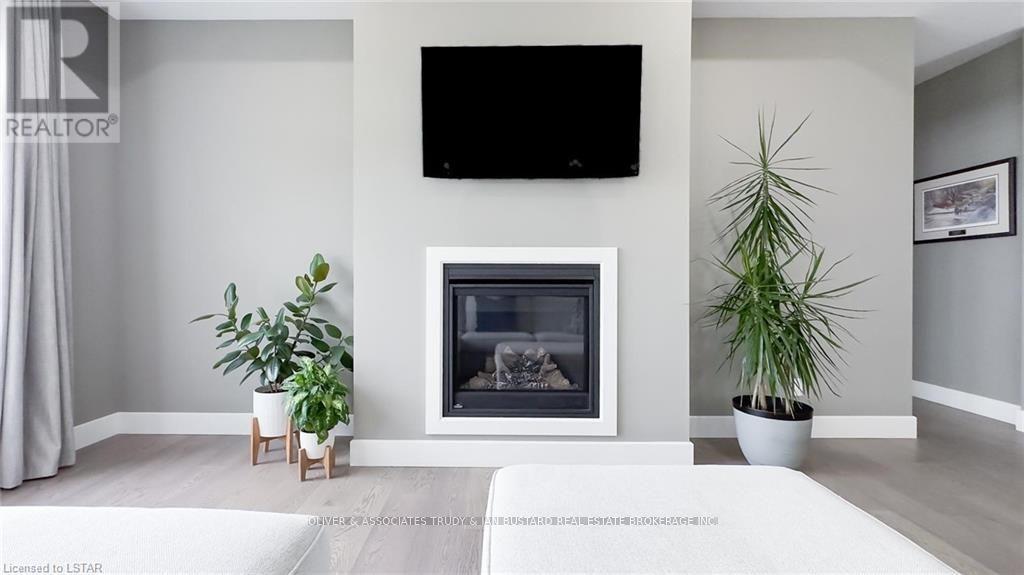 33 Brooklawn Dr, Lambton Shores, Ontario  N0M 1T0 - Photo 7 - X8165140