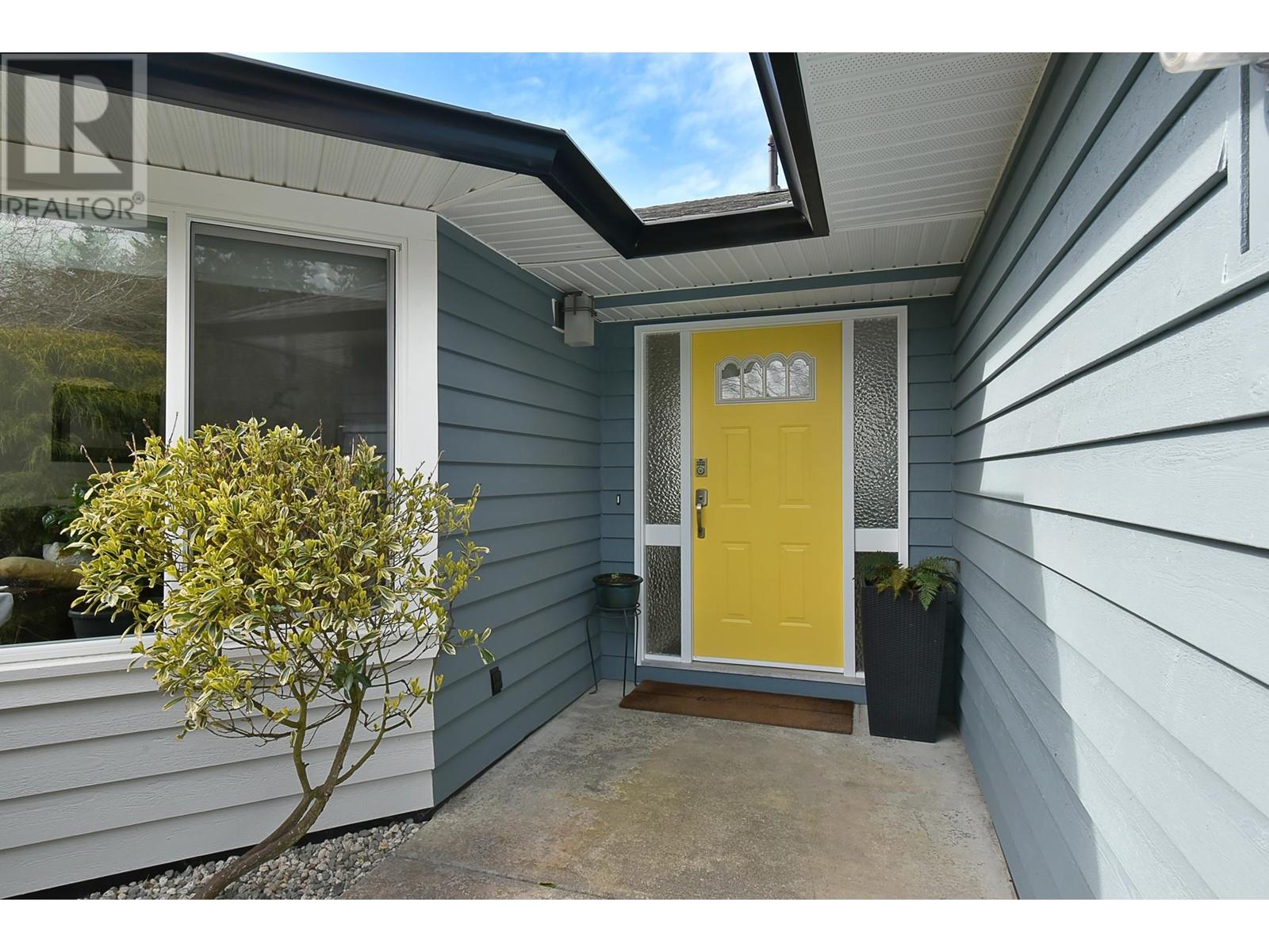 4883 Bluegrouse Drive, Sechelt, British Columbia  V7Z 0G4 - Photo 2 - R2862406