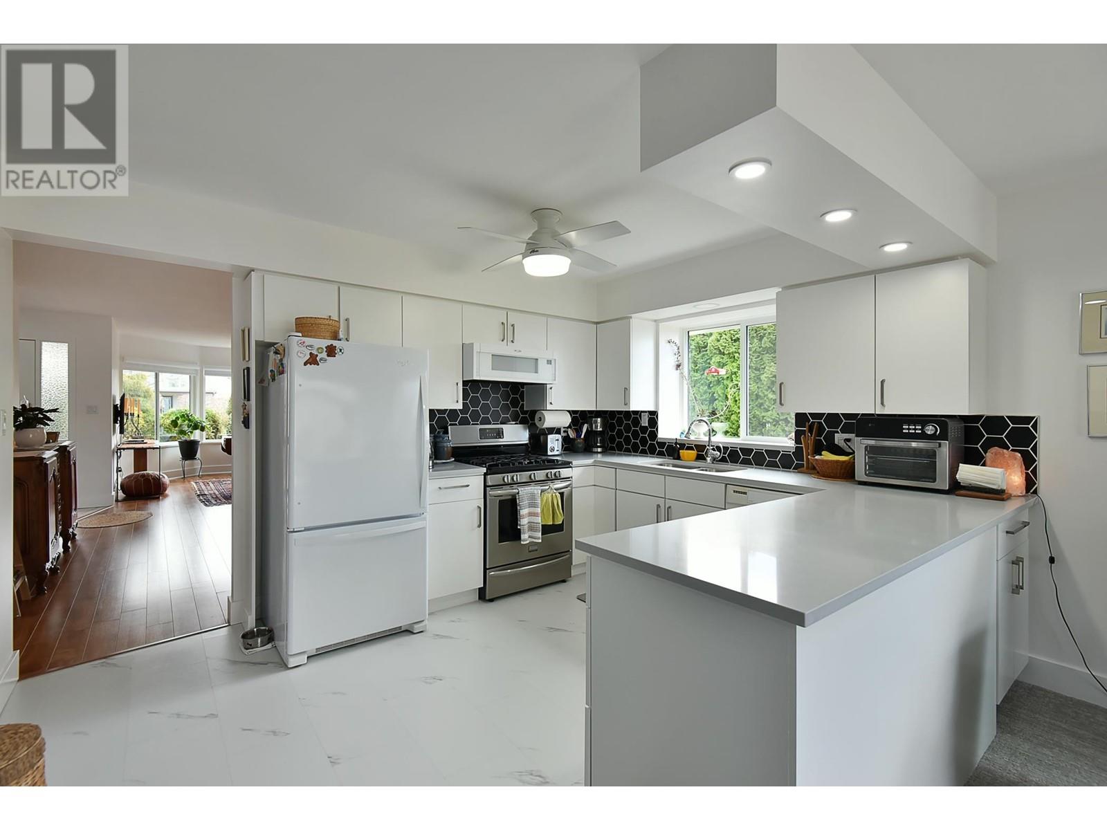 4883 Bluegrouse Drive, Sechelt, British Columbia  V7Z 0G4 - Photo 8 - R2862406