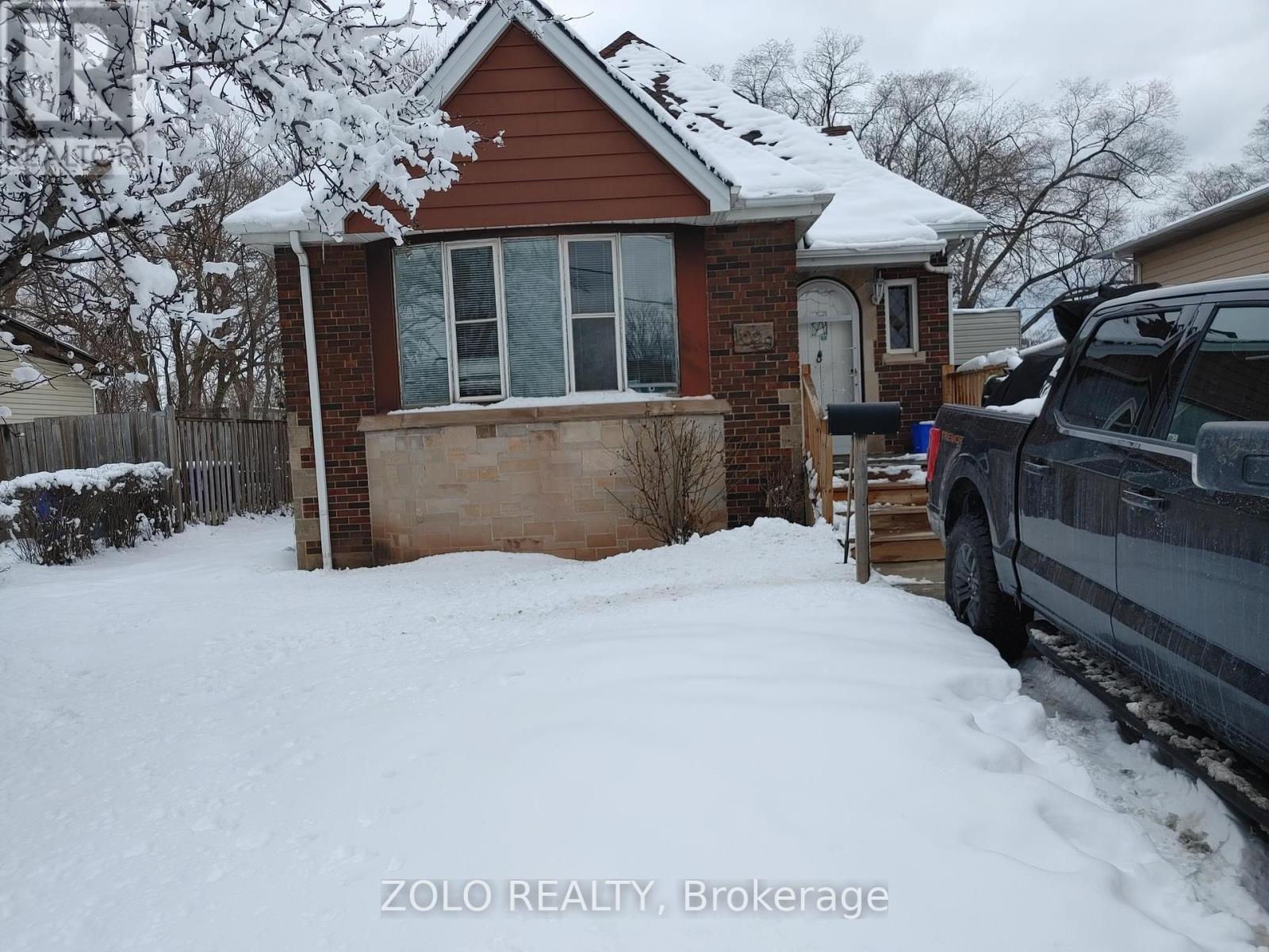 <h3>$1,900<small> Monthly</small></h3><p>#bsmt -1029 Waterdown Rd, Burlington, Ontario</p>