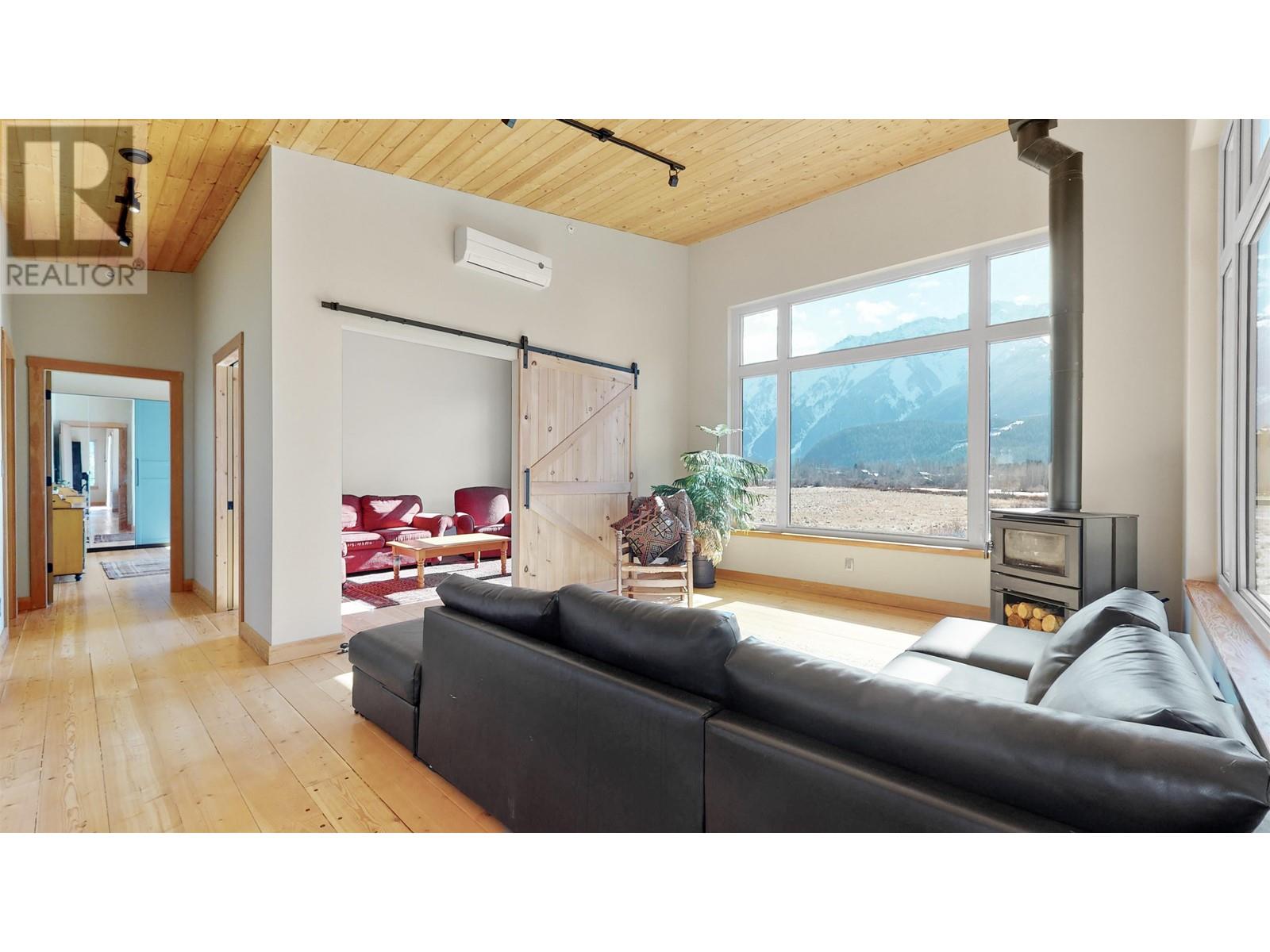 1380 Collins Road, Pemberton, British Columbia  V0N 2L0 - Photo 2 - R2862433