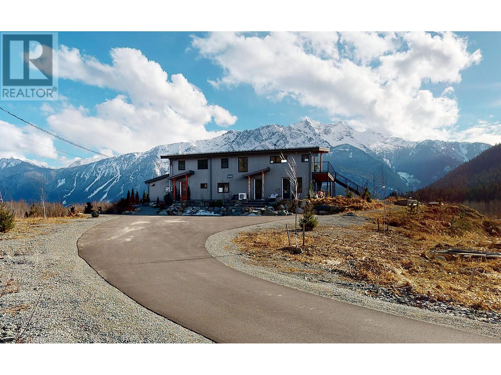 1380 Collins Road, Pemberton, British Columbia  V0N 2L0 - Photo 3 - R2862433
