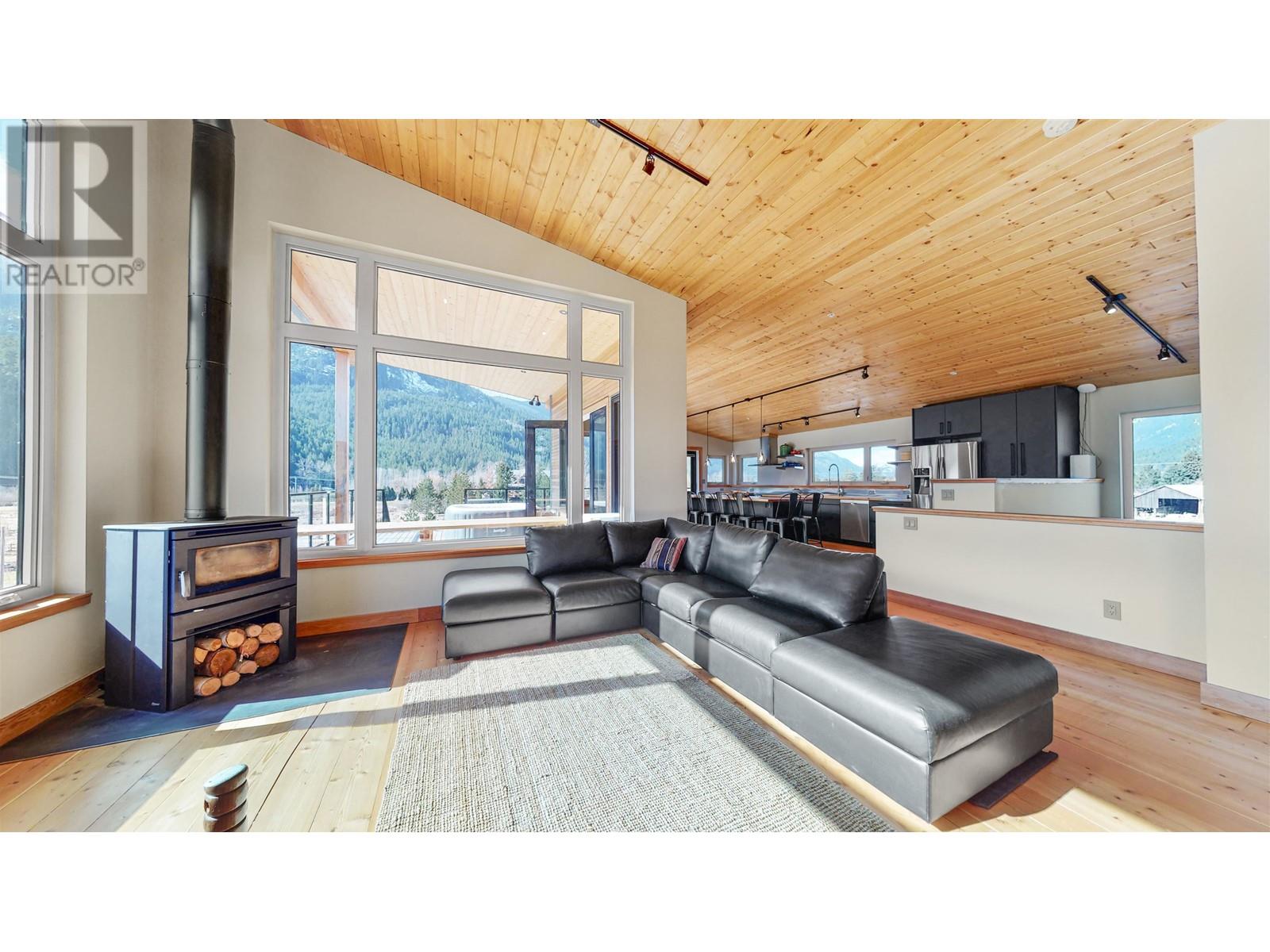 1380 Collins Road, Pemberton, British Columbia  V0N 2L0 - Photo 6 - R2862433