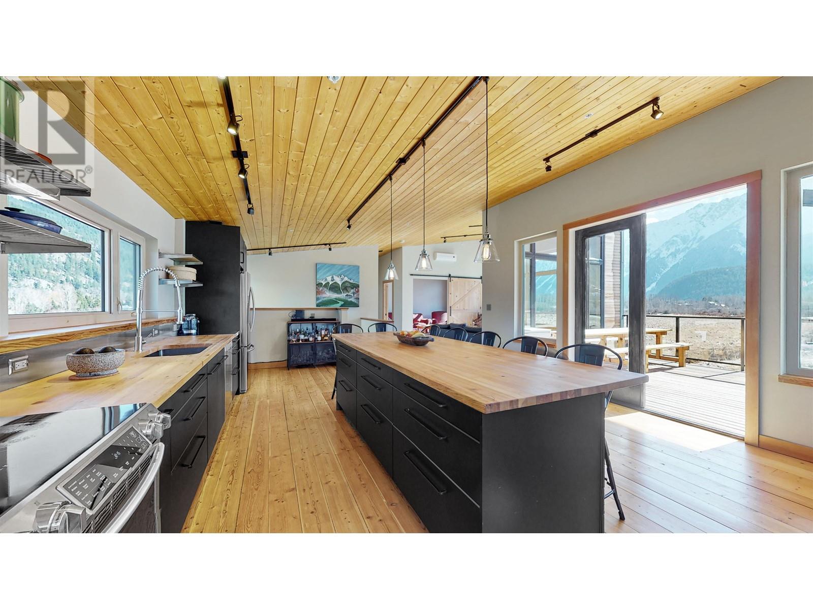 1380 Collins Road, Pemberton, British Columbia  V0N 2L0 - Photo 9 - R2862433