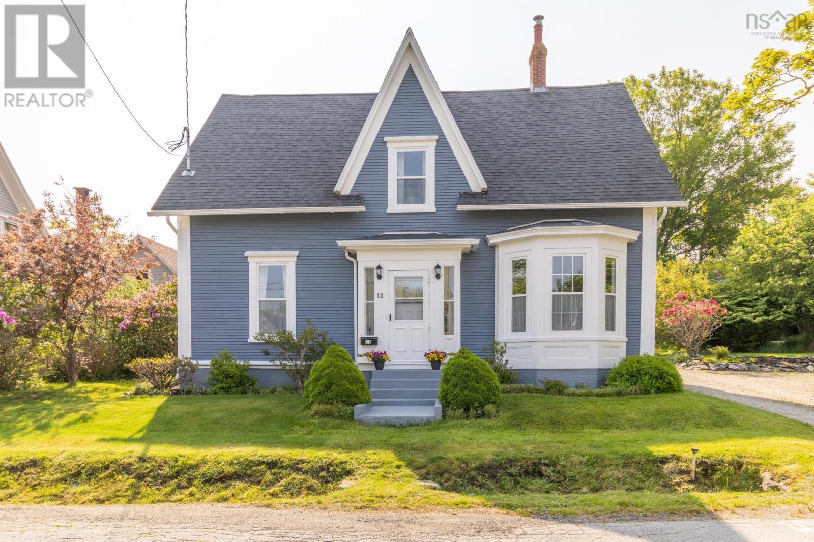 12 Whipple Street, Yarmouth, Nova Scotia  B5A 1W4 - Photo 2 - 202405323