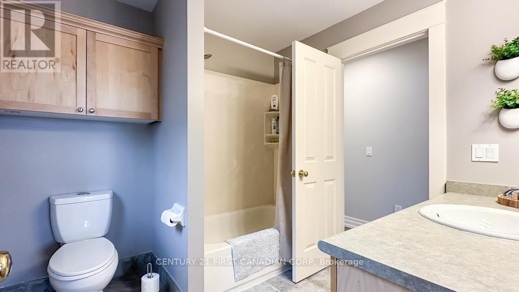 8 Harbour Crt, Lambton Shores, Ontario  N0M 1G0 - Photo 21 - X8170132